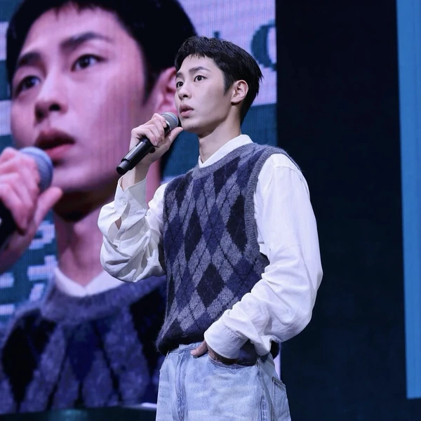 Popular photo full of fans’ love for Lee Jaewook