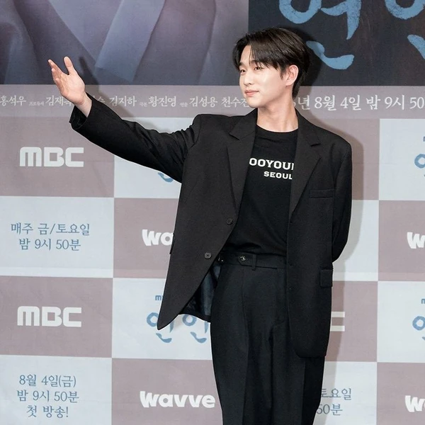 Popular photo full of fans’ love for Kim Yoonwoo