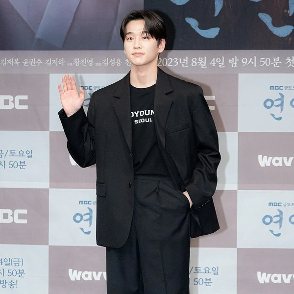 Popular photo full of fans’ love for Kim Yoonwoo