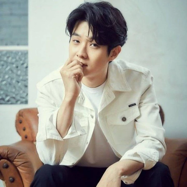 Popular photo full of fans’ love for Choi Wooshik