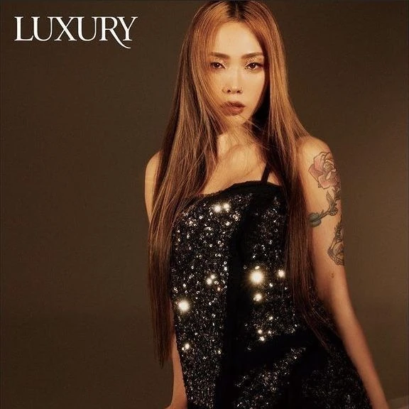 Popular photo full of fans’ love for Honey J