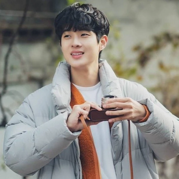 Popular photo full of fans’ love for Choi Wooshik