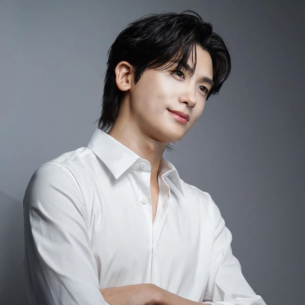 The most loved look of Park Hyungsik today