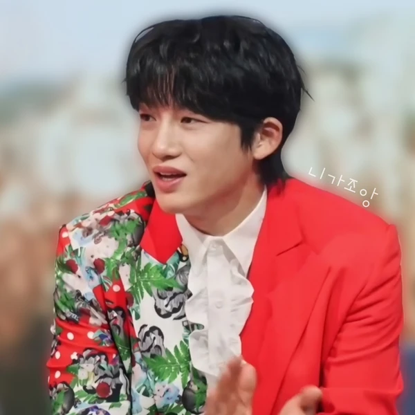 The most loved look of Shin Seungtae today