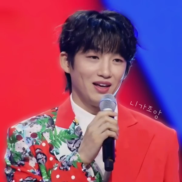 Popular photo full of fans’ love for Shin Seungtae
