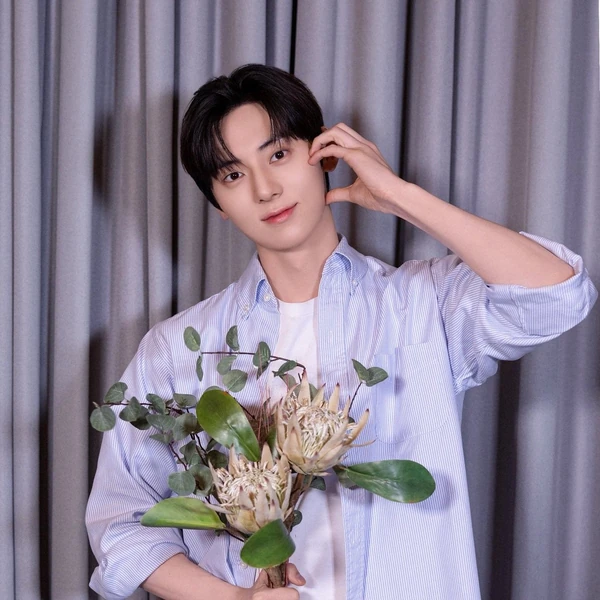 The most loved look of Hwang Minhyun today