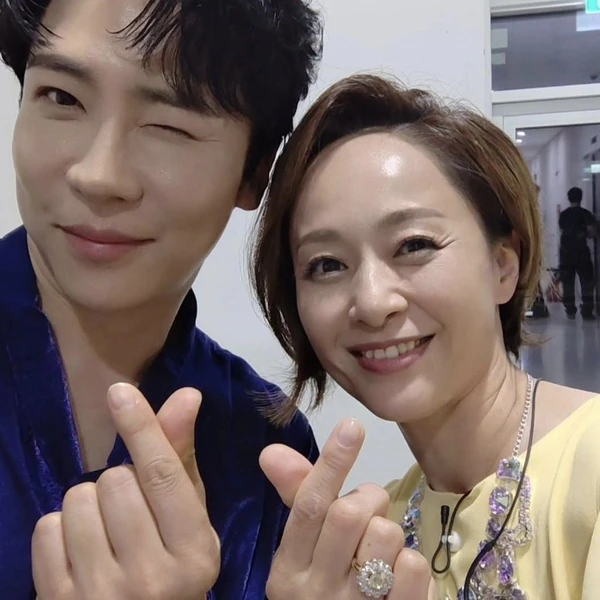 Popular photo full of fans’ love for Enoch
