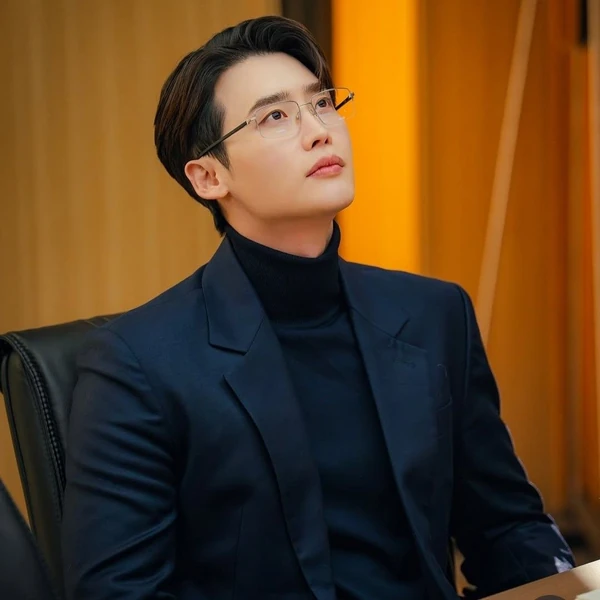 Foto populer Lee Jongsuk yang penuh cinta dari penggemar