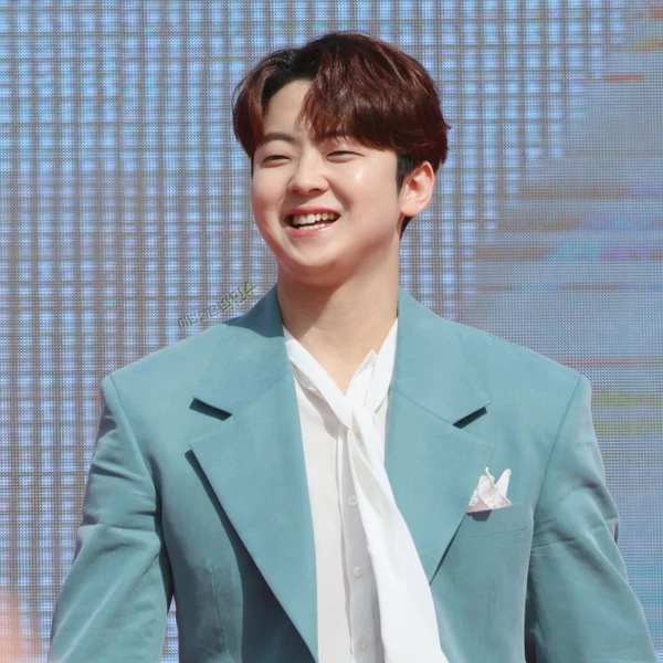 Popular photo full of fans’ love for Park Minsu