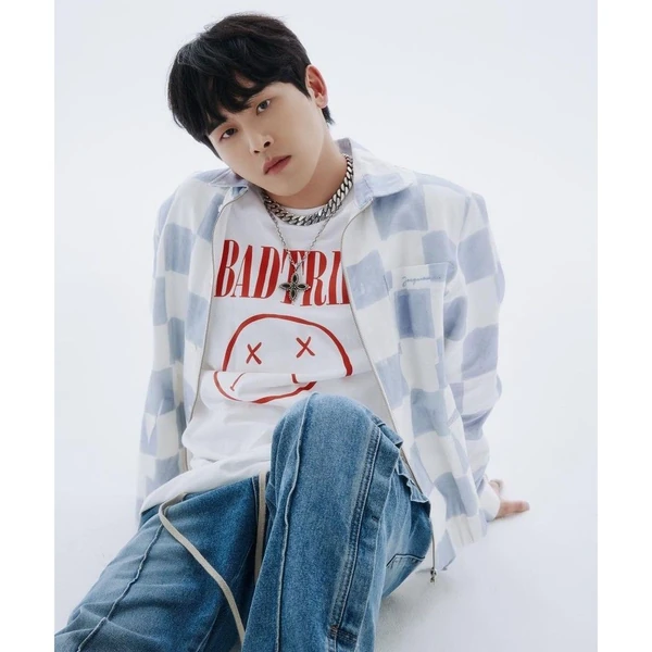 Popular photo full of fans’ love for Hoya