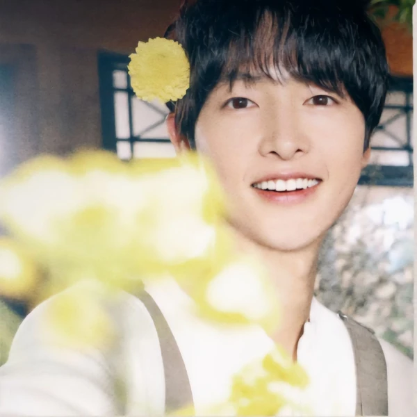 Popular photo full of fans’ love for Song Joongki