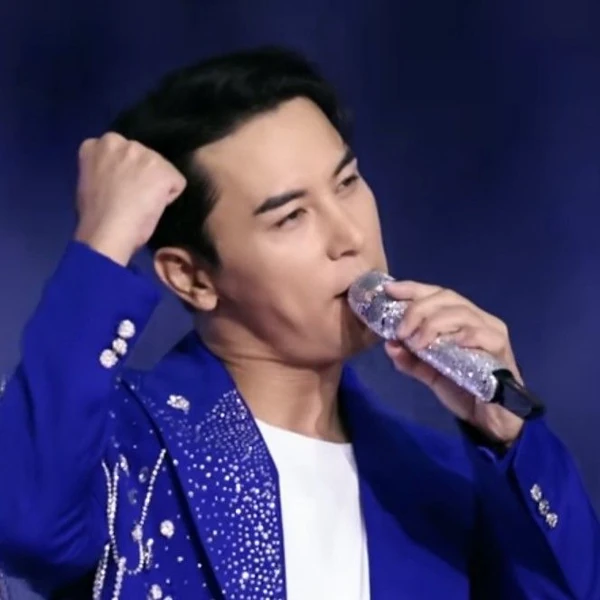 Popular photo full of fans’ love for Jang Minho