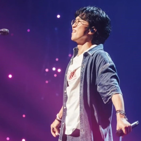 Popular photo full of fans’ love for Bak Changgeun