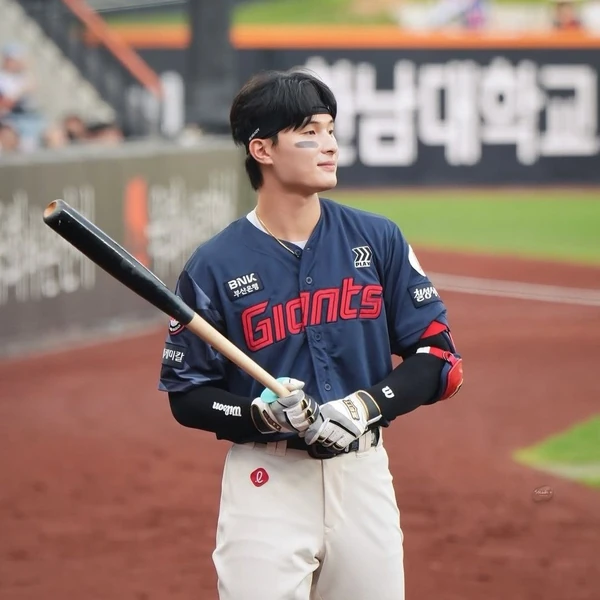 Popular profile image of Yoon Donghee selected by vote