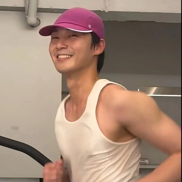 The most loved look of Park Seojoon today