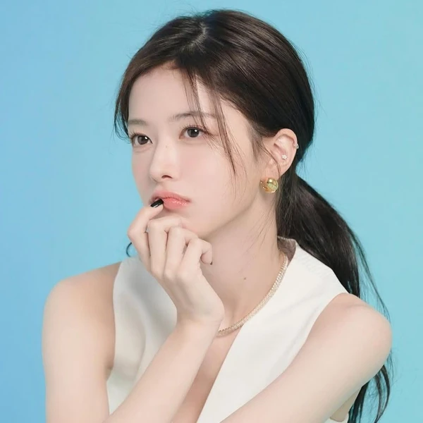 The most loved look of Roh Jeongeui today