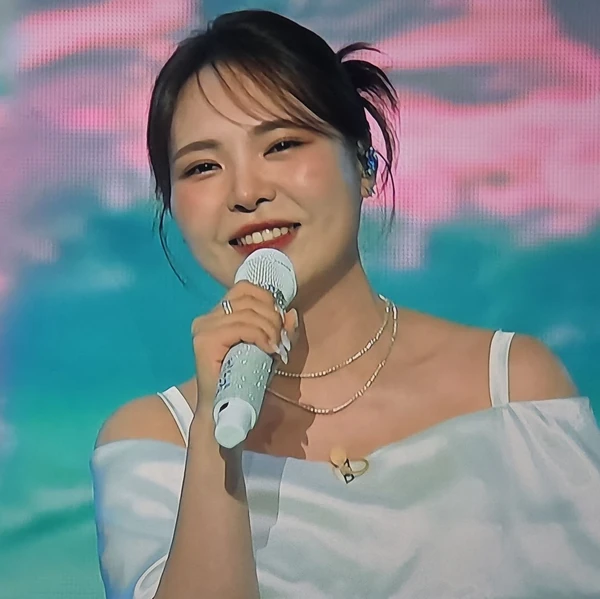 Popular photo full of fans’ love for Miss Kim