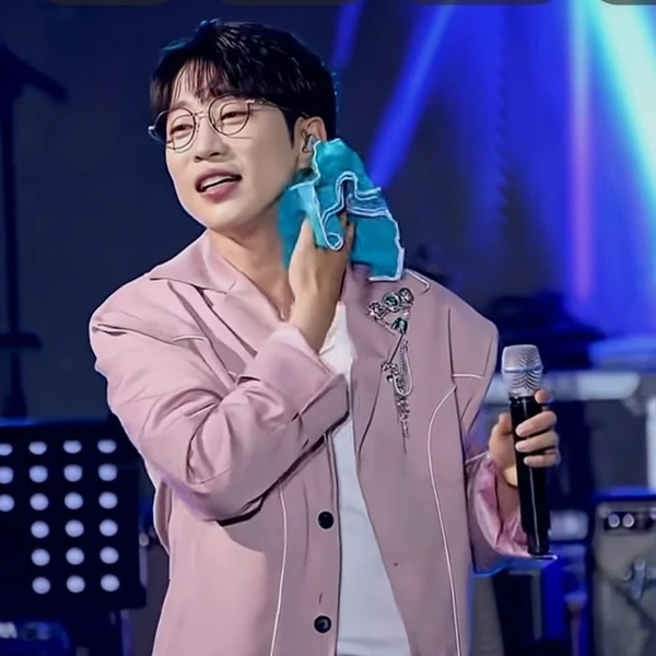 Popular photo full of fans’ love for An Sunghoon