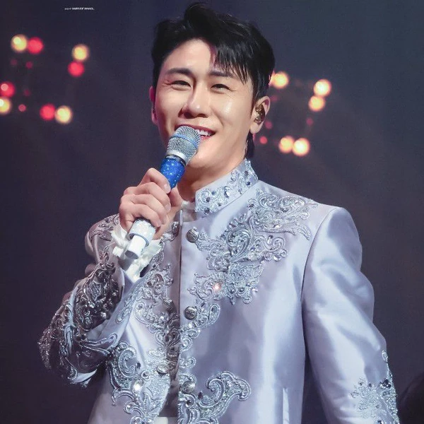 The most loved look of Young Tak today