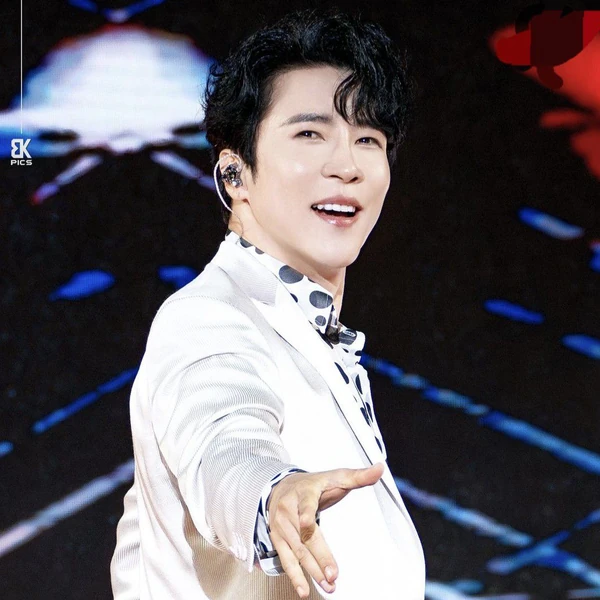 Popular photo full of fans’ love for Enoch