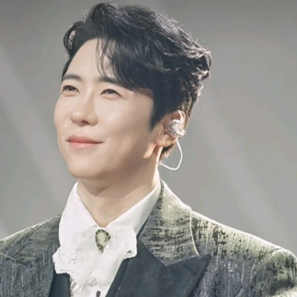Popular photo full of fans’ love for Enoch