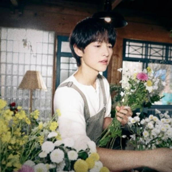 Popular photo full of fans’ love for Song Joongki