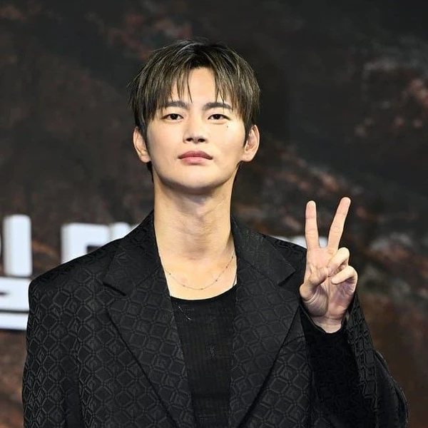 The most loved look of Seo Inguk today