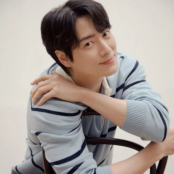 Popular photo full of fans’ love for Lee Joonhyuk