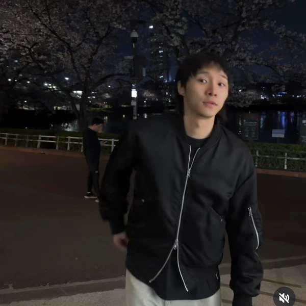 Popular photo full of fans’ love for Ki Moogan