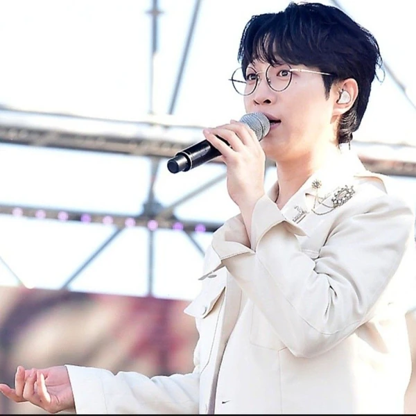 Foto populer An Sunghoon yang penuh cinta dari penggemar