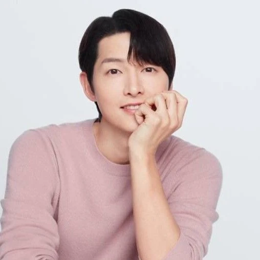 Foto populer Song Joongki yang penuh cinta dari penggemar