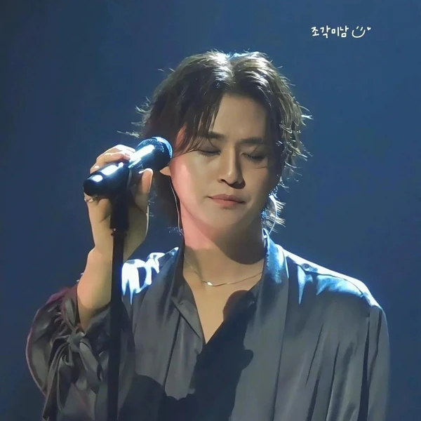 The most loved look of Lee Solomon today