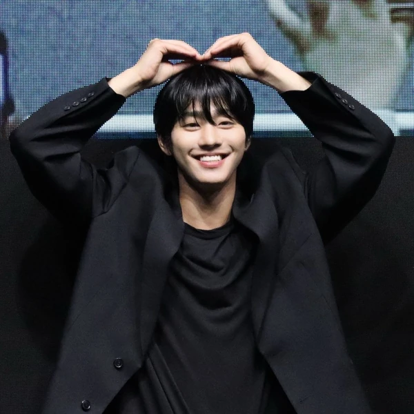 Popular photo full of fans’ love for Ahn Hyoseop