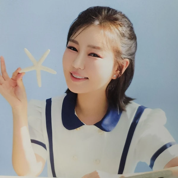 Popular photo full of fans’ love for Song Gain