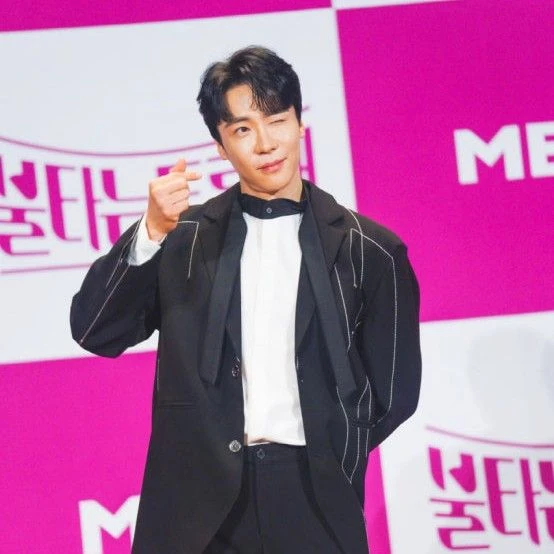 Popular photo full of fans’ love for Enoch