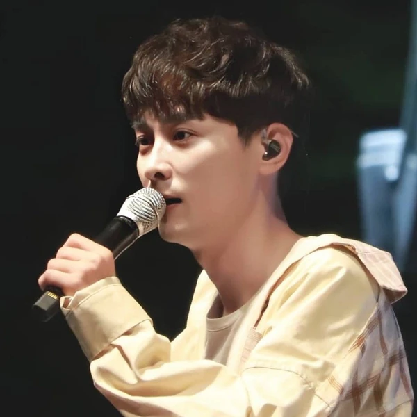 The most loved look of Min Kyunghoon today