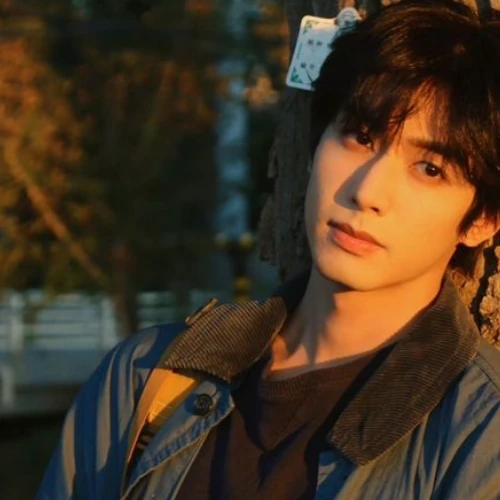 Popular photo full of fans’ love for Song WeiLong