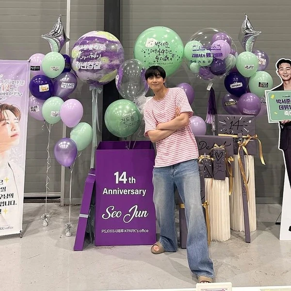 Popular photo full of fans’ love for Park Seojoon