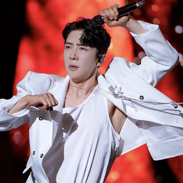 Popular photo full of fans’ love for Enoch