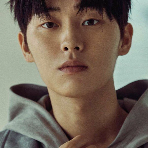 Popular photo full of fans’ love for Choi Hyunwook