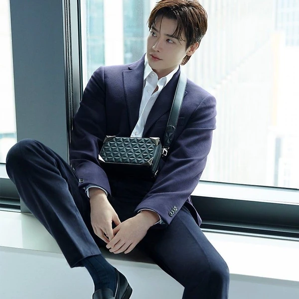Popular photo full of fans’ love for Lee Jongsuk