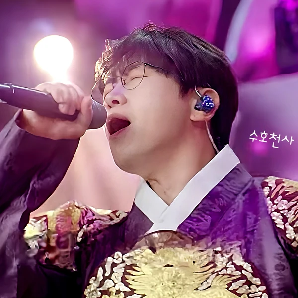 Popular photo full of fans’ love for Chungil