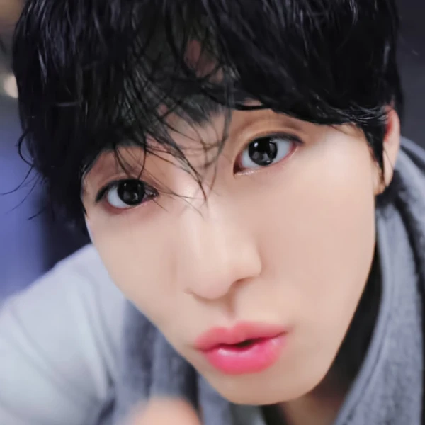 The most loved look of Ahn Hyoseop today