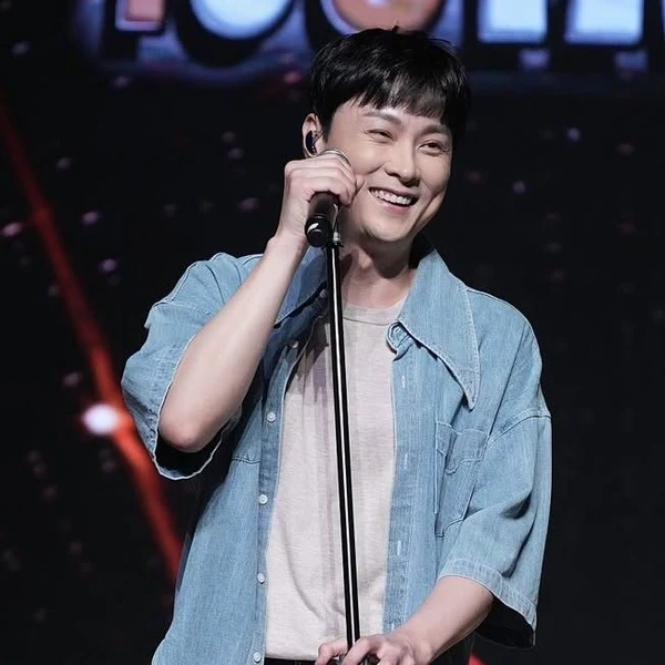 Popular photo full of fans’ love for Min Kyunghoon