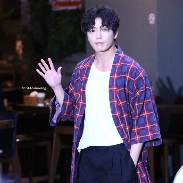 Popular photo full of fans’ love for Kim Jaewook