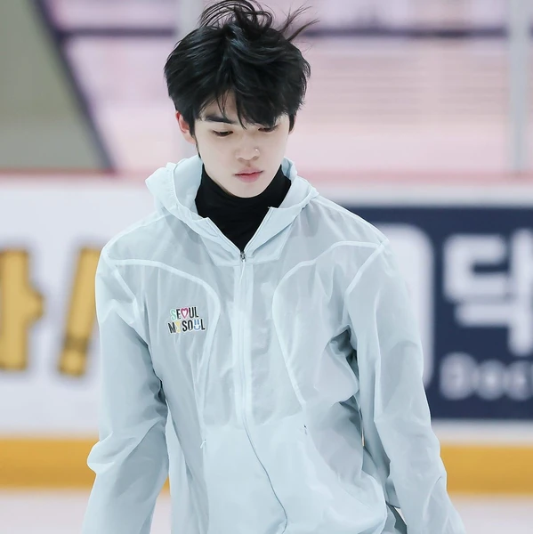 Foto populer Cha Junhwan yang penuh cinta dari penggemar