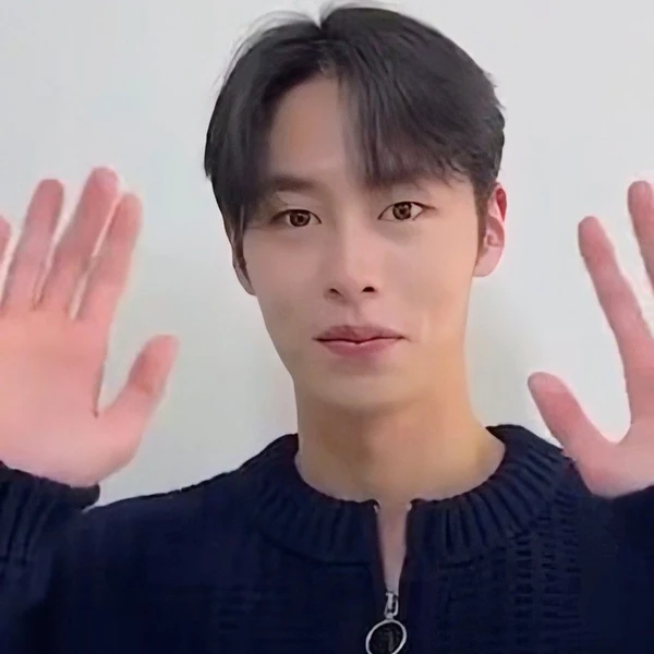 Foto populer Lee Jaewook yang penuh cinta dari penggemar