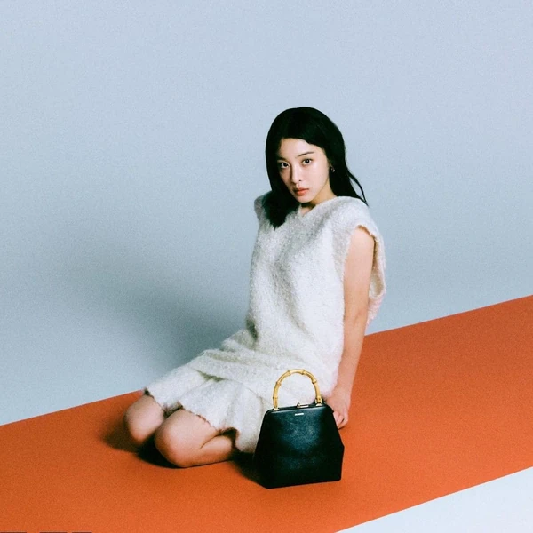 Popular photo full of fans’ love for Seol Inah