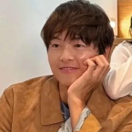 Popular photo full of fans’ love for Song Joongki