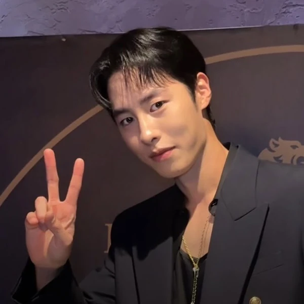 Popular photo full of fans’ love for Lee Jaewook